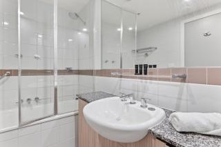 Modern Nomads Fine City-bound Living with King Bed & Balcony - 4