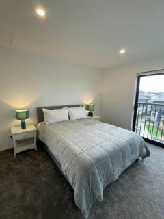 Stunning 2 Bed Property - Christchurch - 4