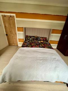 2 bedroom Hidden Gem in Stamford with parking - Stamford - 6