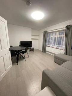 Cosy Ground Floor Flat Next to the Tube - Londra - 2