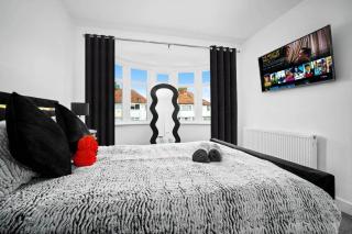 The Rock, Elegant 4 Bedroom House, Solihull, close to NEC, sleeps 8 - 3