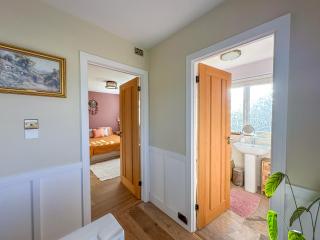 Cosy 2 Bedroom Home - FREE Parking & Garden with BBQ - 2