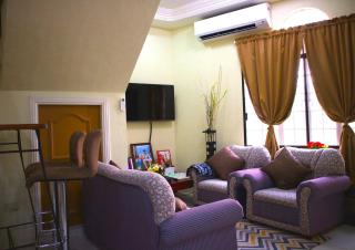 2-Story Family Home for 10 Guests, 10 minute Drive to Int'l Airport - 3