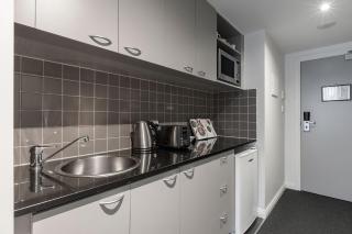 Modern Nomads Elegant Studio in the Heart of CBD with Pool & Balcony - Melbourne - 6