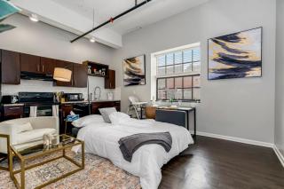 Chic 1BR Parking, Rooftop, Near Arrowhd & TMobile - Kansas City - 0
