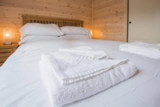 Dovestone Luxury Lodges sleeps 4- pet free - 4