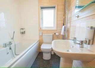 Dovestone Luxury Lodges sleeps 4 - pets welcome - 2