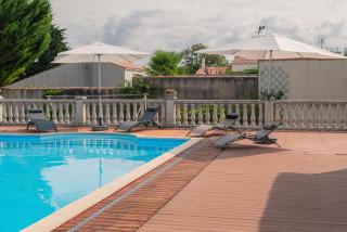Le Logis Rouge chambres d'hôtes de charme Bed and Breakfast avec piscine près de La Rochelle - 0