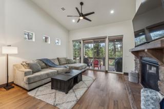 Scenic Golf Retreat with Modern Comforts & Fireplace townhouse - Show Low - 4