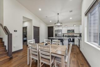 Scenic Golf Retreat with Modern Comforts & Fireplace townhouse - Show Low - 2