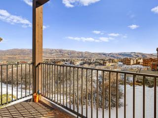 Top Floor Deer Valley Gondola Lakefront Condo- Great views - Heber City - 8