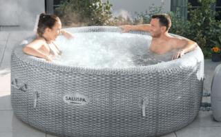Beachfront 2-Bedroom Garden Flat with Hot Tub, Sleeps 8 - Brighton & Hove - 4