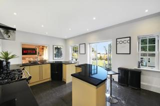 8BR Premium Mansion with Event Hall, Cinema and Game Room - Chigwell - 1