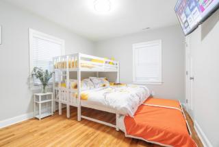 Winston Sleeps 16 - 2 Kitchens - Winston-Salem - 1