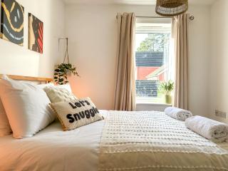 Tornado Chase - Luxury & Spacious 5 Bedroom Home - Sleeps 8 - 2