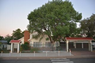 Blue Crane Guest House Bloemfontein - Bloemfontein - 1