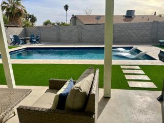 Stunning Luxurious 4br Haven Perfect For Families - Phoenix - 0