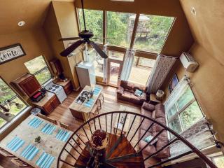 Treehouse 1 Mockingbird Lodge - 9