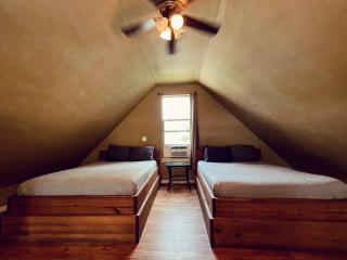 Treehouse 1 Mockingbird Lodge - New Braunfels - 4