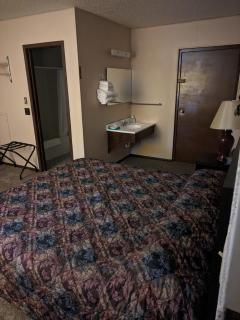 Paradise Falls Motel & Liquor LLC - 9