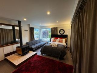 Airport Guesthouse - Queenstown - 6
