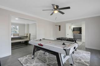 Spacious Family Oasis with Hot Tub & Game Tables - Fayetteville - 9