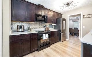 Ultimate Getaway with Pool and Games - Columbus - 7