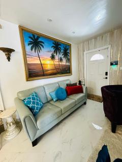 Tranquil ZEN Pool WATER Front King,Near Beaches,Nightlife, Hard Rock,Shopping,Paradise - Hallandale Beach - 9