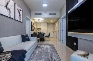 Luxury 2BD Apt with Pool GYM & Burj Khalifa Views - 4