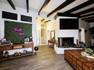 904 Nomad's Nest Mid-Century modern entertainment home with cabin vibes, 2 MEGA gamerooms, pingpong, pooltable, gym, patio - 7