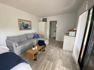 Golf Course & Beach Stay Self-Contained Guest House - 9