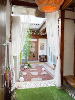 Hanok Private house with frond yard - 1