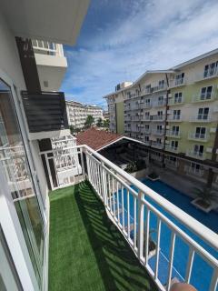 Near Airport Luxury on a Budget Gym, Pool, 55 Smart TV, Balcony facing amenities - Pusok - 5
