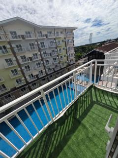 Near Airport Luxury on a Budget Gym, Pool, 55 Smart TV, Balcony facing amenities - Pusok - 4