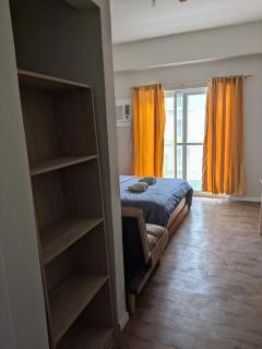 Near Airport Luxury on a Budget Gym, Pool, 55 Smart TV, Balcony facing amenities - Pusok - 1