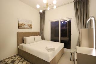 Livbnb- Classy 3BR plus Maid's Villa with Private Patio - Dubai - 7
