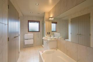 Lake Views and Luxury on Queenstown Hill 4 bedrooms, 3 and half bathrooms - Queenstown - 3