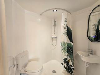 Spacious Apartment - 12 Minutes from Gatwick - 3