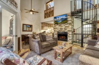 Downtown Gatlinburg3Bdrm3BathWalk to center of town in Minutes - Gatlinburg - 0