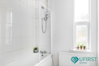 Charming 4-Bed House in Nottingham - Near City Centre, Hyson Green Market & Forest Recreation Ground - Nottingham - 3
