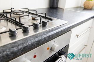 Deluxe 4 BR House - Forest Fields - City Centre - Free Parking - WiFi - Close to Forest Rec - Sleeps 8 - 5