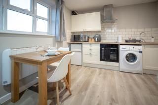 Modern Town Centre Apartment - Leominster - 9