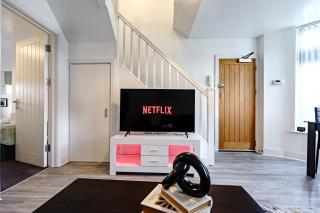 Modern & Cozy 2-Bedroom Apartment with Smart TV - Cardiff - 9