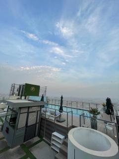 Luxury condo with rooftop pool! - Islamabad - 9