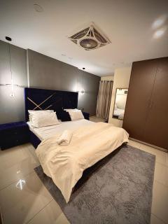 Luxury condo with rooftop pool! - 1