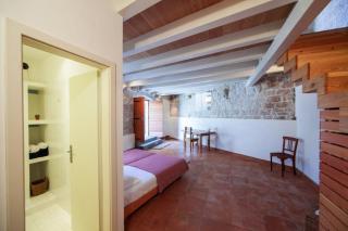 Authentic Stone House - Vis - 3