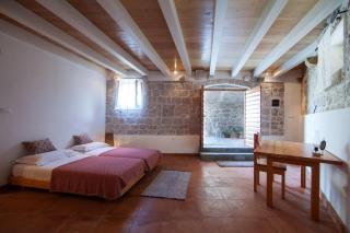 Authentic Stone House - Vis - 5