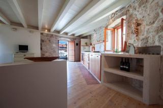 Authentic Stone House - Vis - 7