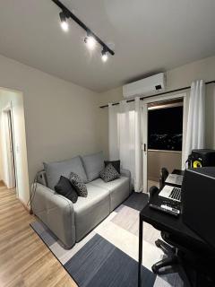 Ape 45m ar condicionado prox Shopping e centro - 0