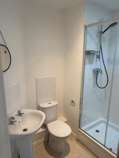 2 Bed 2 Bathroom Apartment central location - Oldbury - 6